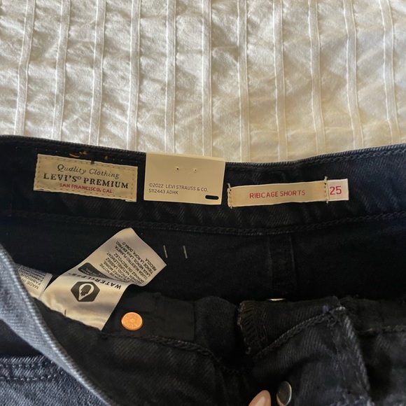 BNWT levi’s rib cage shorts - Picture 4 of 4